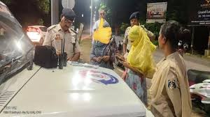 एक्शन में दुर्ग पुलिस : स्कार्प बाँधी हुई लड़कियों का काटा गया चालान