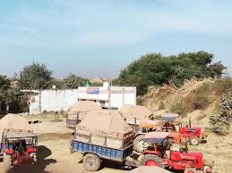 अवैध उत्खनन पर खनिज विभाग की दबिश,नदी में ट्रैक्टर छोड़ भागे ड्राइवर