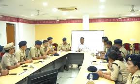 रायपुर आईजी ने ली पुलिस अफसरों की बैठक: गंभीर प्रकरणों के जल्द निराकरण के दिए निर्देश