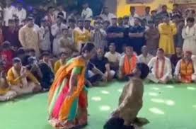 धार्मिक गरबा में हो रहा था अश्लील डांस, मजे लेते दिखे BJP विधायक, कांग्रेस ने संस्कारों पर उठाए सवाल