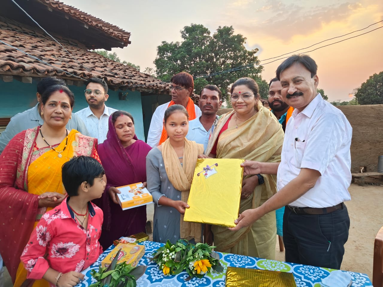 विधायक रेणुका सिंह अपने विधानसभा में 8 टॉपर को देंगी लैपटॉप , स्कूल के सभी शिक्षकों को प्रोत्साहन स्वरूप देंगी 11000 