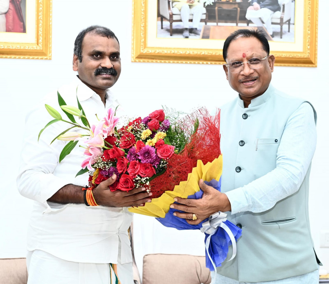 मुख्यमंत्री विष्णुदेव साय से केंद्रीय राज्यमंत्री डॉ. एल. मुरुगन ने सौजन्य मुलाकात की