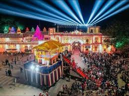 बस्तर का ऐतिहासिक दशहरा पर्व : मुख्य आकर्षण होता है दुमंजिला रथ, इसके निर्माण करने वालाें काे मिलती है सजा
