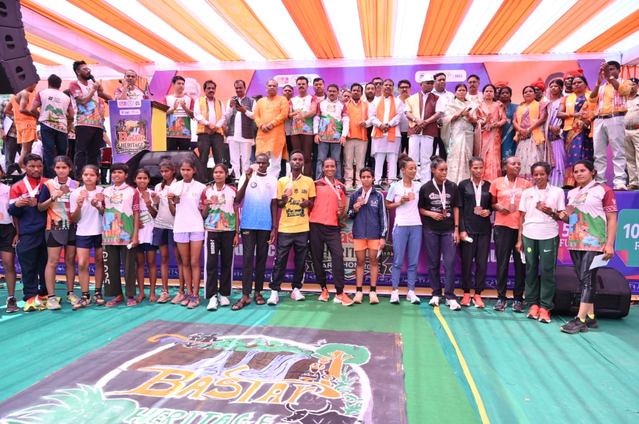 बस्तर हेरिटेज मैराथन 2026 में उमड़ा जनसैलाब: 9,800 धावकों ने बनाया नया रिकॉर्ड