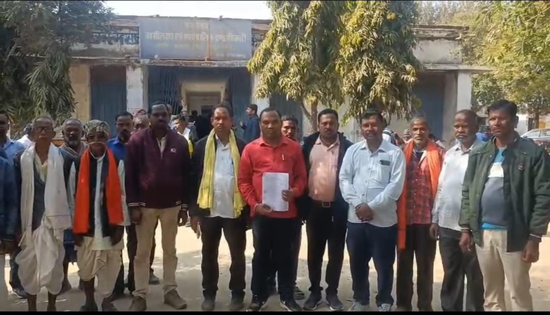 अवैध रेत उत्खनन मरघट खेल मैदान शासकीय भूमि से अतिक्रमण हटाये जाने तहसीलदार को सौपा ज्ञापन 