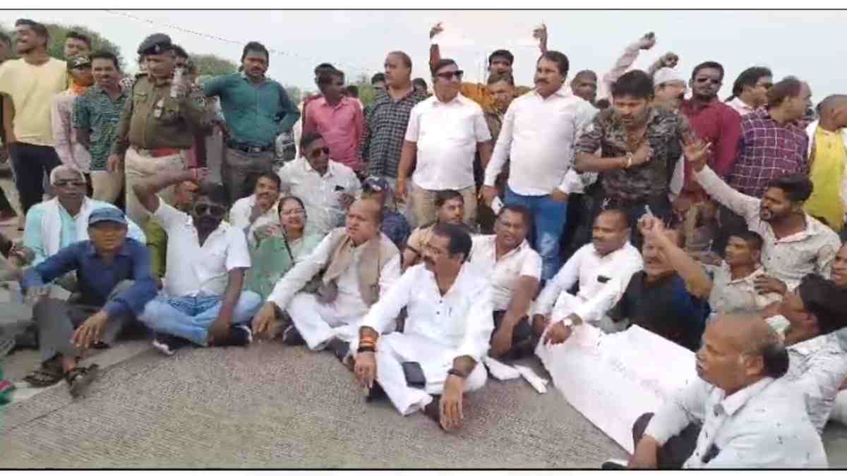 विधायक के काफिले को रोकने पर भड़के कांग्रेसी, नेशनल हाईवे पर किया चक्काजाम