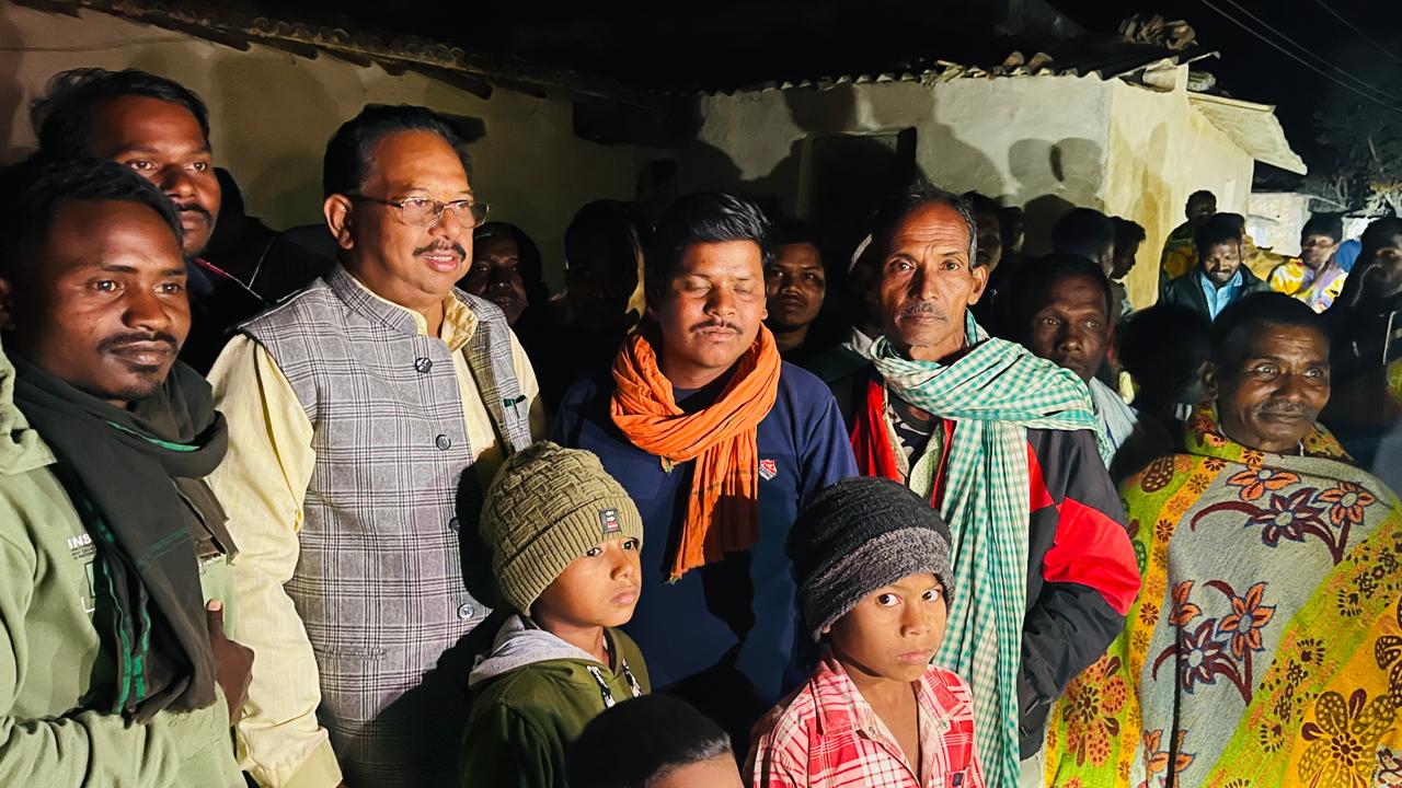 पण्डो समाज के बीच पहुंचे क्षेत्रीय विधायक, प्रबोध मिंज हालचाल जाना 