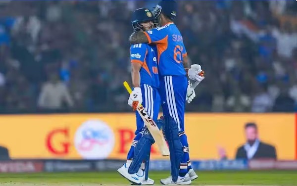 ईशान किशन ने पावरप्ले में मचाया गदर,सूर्या ने लुटाया प्यार 