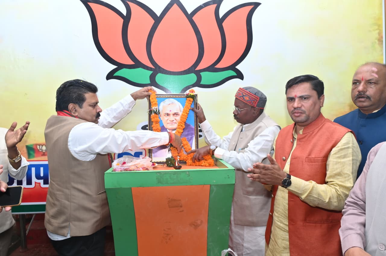 अटल जी की जयंती पर छाया चित्र प्रदर्शनी का उपमुख्यमंत्री विजय शर्मा ने किया