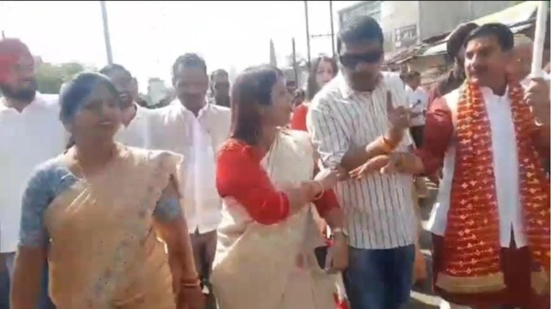 आपस में भिड़े विधायक सुशांत शुक्ला और भाजपा नेत्री हर्षिता पांडेय, केंदीय मंत्री साहू ने  टोका ! 