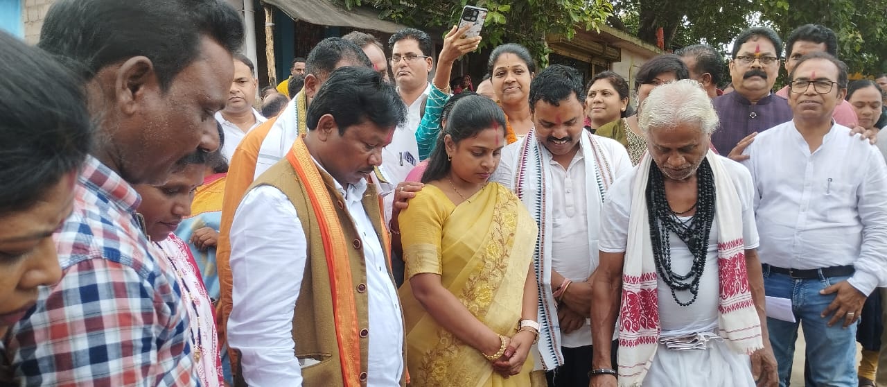 सांसद महेश कश्यप द्वारा किरंदुल में किया गया सार्वजनिक नल एवं स्नानागार का उद्घाटन