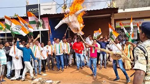 लखमा गिरफ्तारी के विरोध में  कांग्रेसी नेताओं ने फूंके बीजेपी नेता और ED के पुतले..