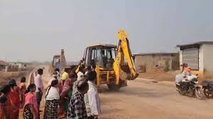 नवा रायपुर: भारी विरोध के बीच एन‌आरडीए ने तोड़े मकान दुकान 