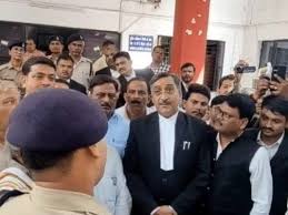 आंबेडकर पर विवादित टिप्पणी:गिरफ्तारी देने SP ऑफिस पहुंचे HC बार असोसिएशन पूर्व अध्यक्ष