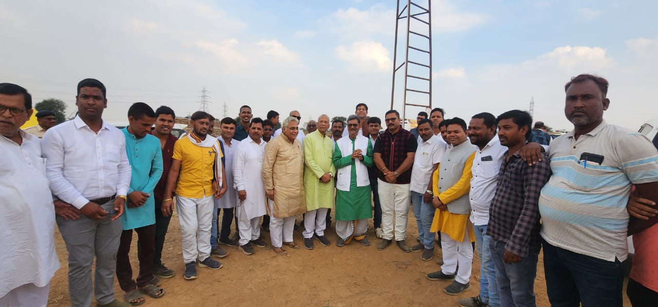 नेता प्रतिपक्ष महंत सहित पूर्व ग्रहमंत्री ताम्रधव साहू पूर्व विधायक अरुण वोरा ने किया खोपली धान खरीदी केंद्र का अचानक निरीक्षण