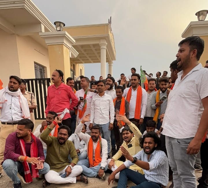 भाजयुमो ने घेरा कांग्रेस कार्यालय, फूंका राहुल गांधी व सोनिया गांधी का पुतला