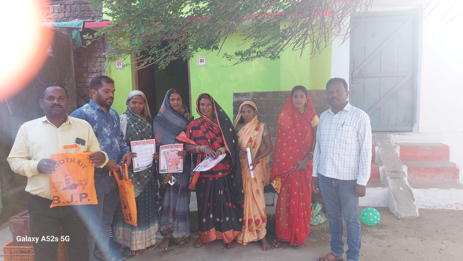 भाजपा प्रत्याशी धनीराम धीवर के लिए अधिवक्ता गोपाल साहू मतदाताओं से जनसम्पर्क कर रहे हैं