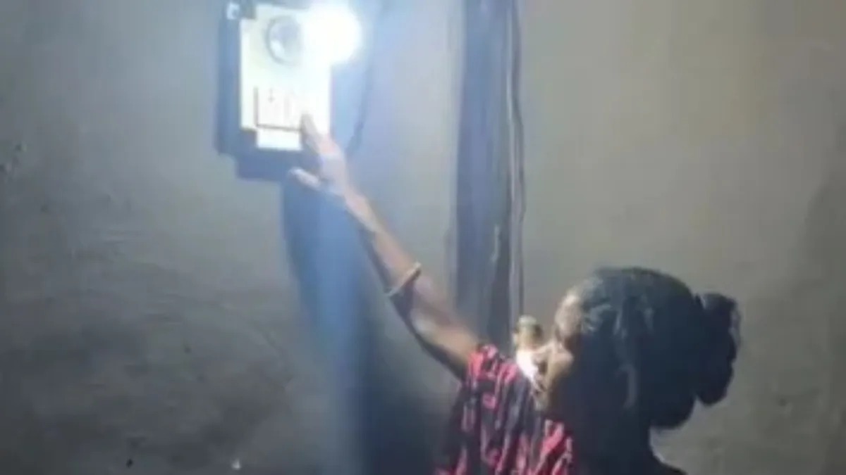  आजादी के दशकों बाद रोशन हुआ गांव, पहली बार जली बिजली—खुशी से झूमे ग्रामीण