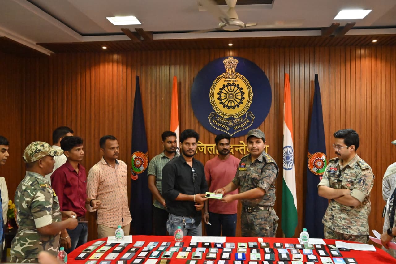 दंतेवाड़ा पुलिस ने 22 लाख रुपए से ज्यादा की गुम संपत्ति नागरिकों को वापस लौटाई