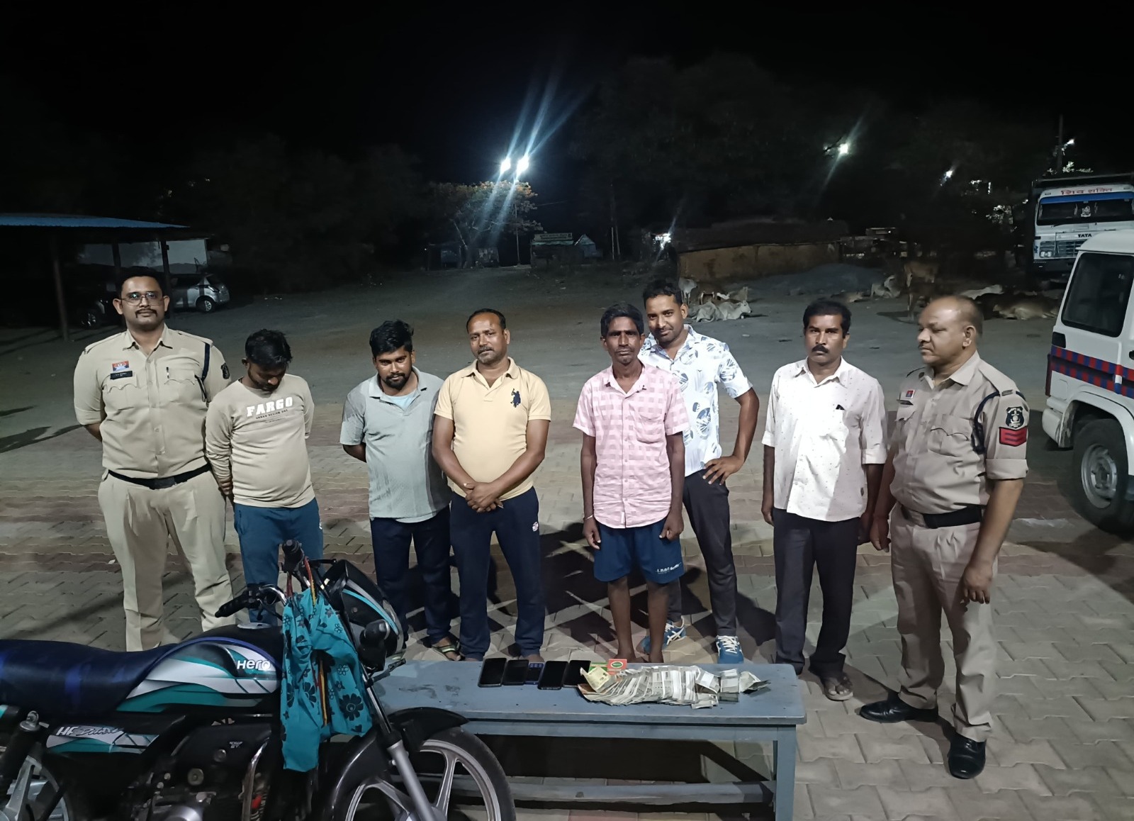 थाना अकलतरा क्षेत्र में सट्टा-जुआ खेलते 06 आरोपी गिरफ्तार