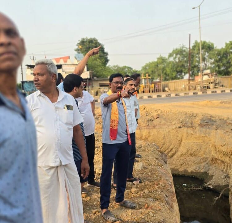 साइकिल पर शहर की नब्ज टटोल रहे महापौर, बारिश से पहले जल निकासी व्यवस्था की संभाली कमान
