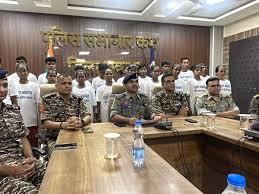 नक्सलवाद की टूट रही कमर:सुकमा में 33 लाख के ईनामी नक्सली समेत कुल 20 नक्सलियों ने डाले हथियार