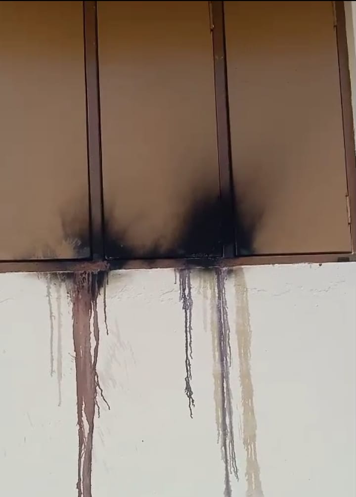 टेकारी के नवनिर्मित आई टी आई भवन ‌मे खिड़कियों पर आग लगाने का प्रयास , चोरी भी