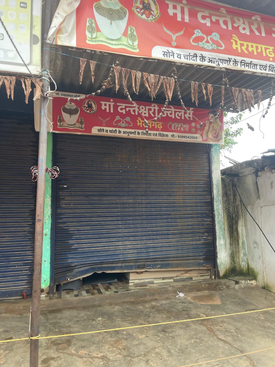 बीजापुर जिले के भैरमगढ़ में ज्वेलरी शॉप में लाखों की चोरी, व्यापारि चिंता में, पुलिस ने जल्द चोर को पकड़ने का दिलाया भरोसा