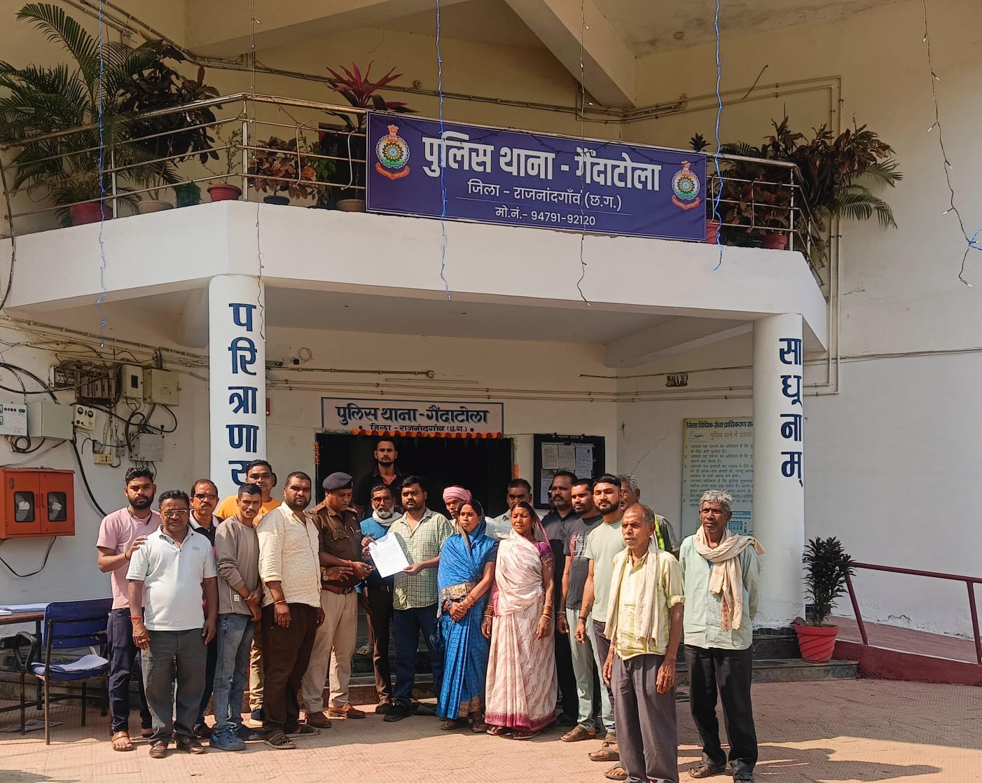 मतदाता सूची से नाम काटने की साजिश का आरोप, जीवित मतदाताओं को साथ लेकर थाना पहुँचे ग्रामीण
