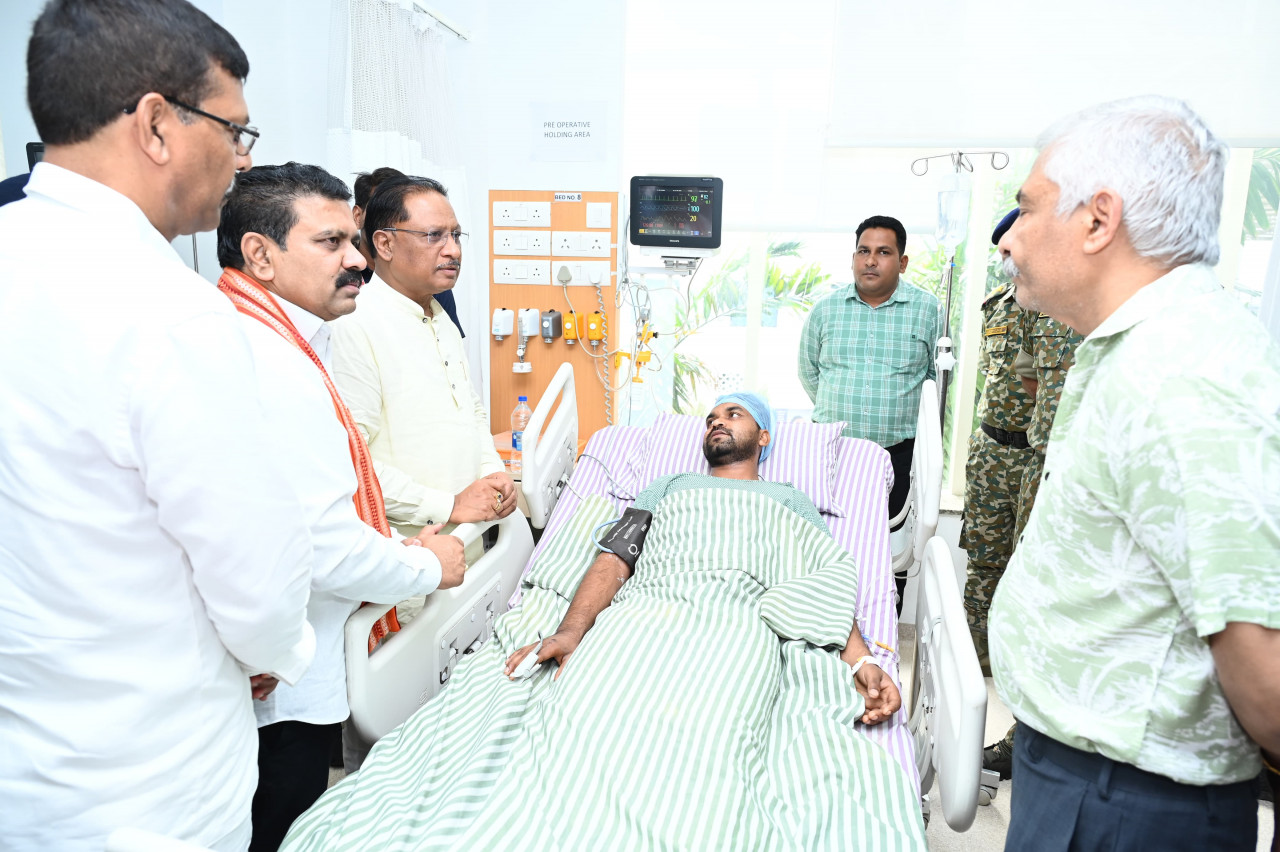 नक्सल मुठभेड़ में घायल जवान का हौसला बुलंद, कहा - ठीक होते ही और मारूंगा