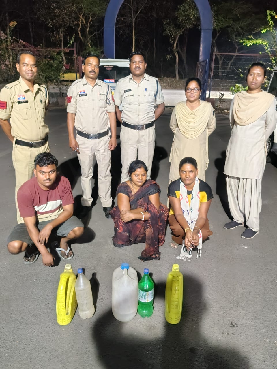 अवैध शराब पर पुलिस का शिकंजा: ऑपरेशन आघात में 87 लीटर महुआ जब्त, 5 गिरफ्तार