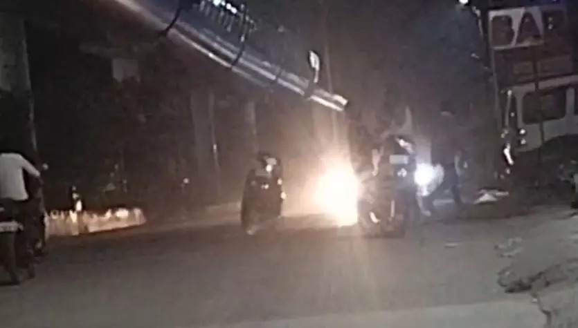  बार के बाहर विवाद ने लिया हिंसक रूप, मौदहापारा का वीडियो वायरल
