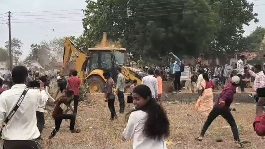 रायपुर नकटी गांव विवाद: बुलडोजर कार्रवाई के विरोध में अज्ञात ग्रामीणों पर बलवा समेत कई धाराओं में FIR दर्ज
