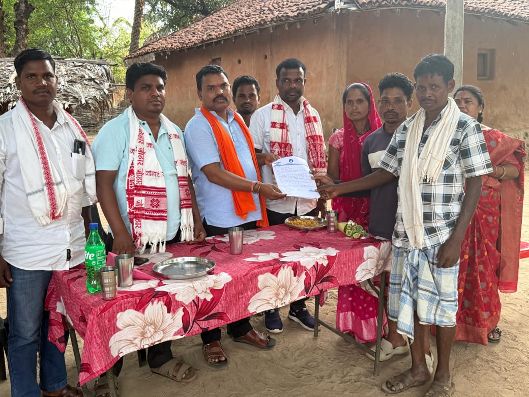 दंतेवाड़ा के अंदरूनी इलाकों में जनसंवाद : जिला पंचायत अध्यक्ष नंदलाल मुड़ामी ने ग्रामीणों की समस्याएं सुन मौके पर दिए समाधान के निर्देश
