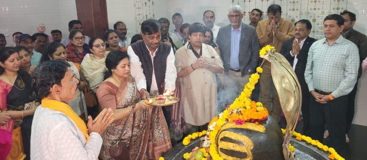 एनएमडीसी सीएमडी अमिताभ मुख़र्जी ने किरन्दुल में नवनिर्मित भव्य शिव मंदिर और 10 मंजिला टावर का किया लोकार्पण