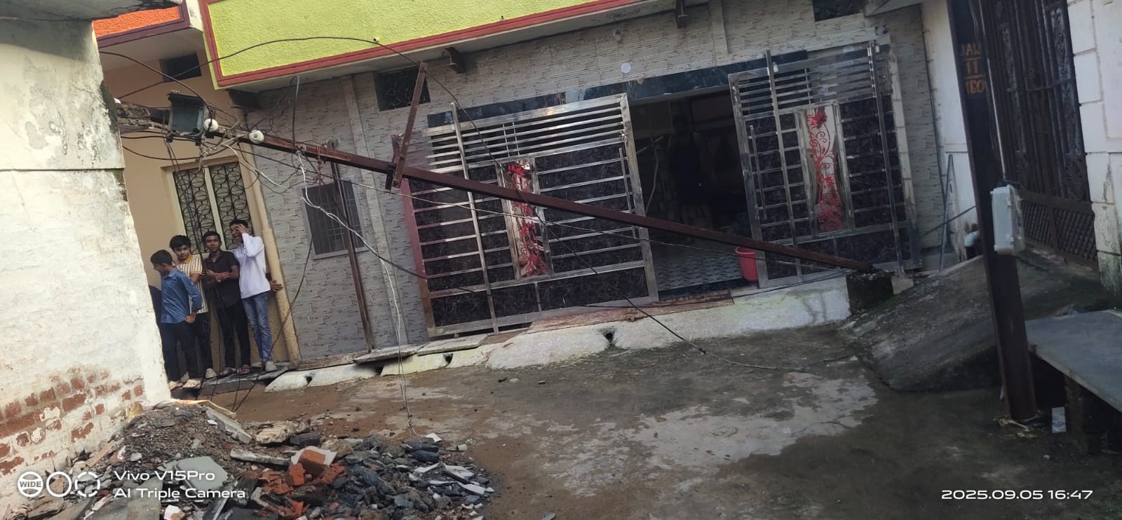 मकान पर गिरा बिजली का खंभा, मोहल्ले में फैला अंधकार — प्रशासन की लापरवाही से नाराज़ लोग
