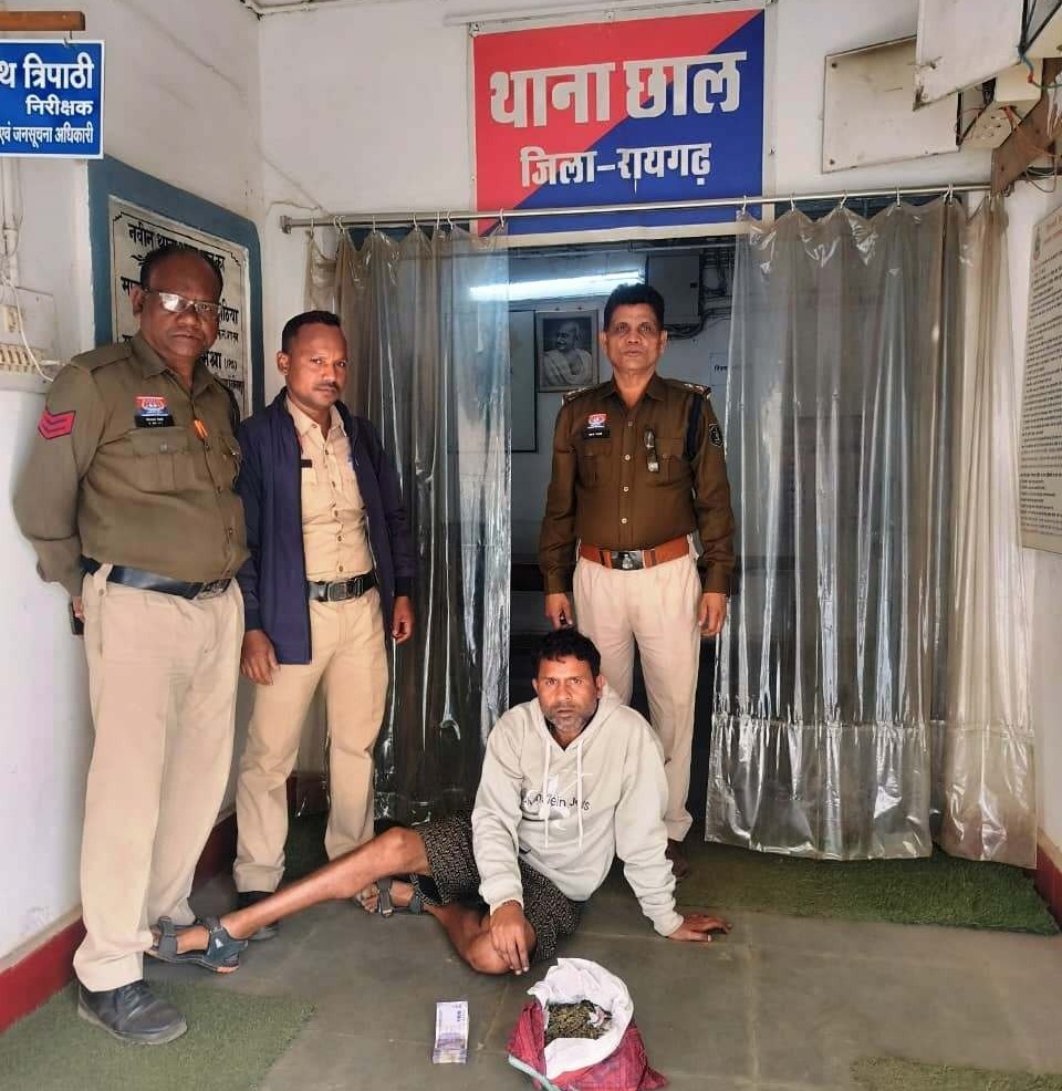  छाल पुलिस की गांजा रेड — मुनुंद बाजार चौक में गांजा बेचने ग्राहक तलाश कर रहा आरोपी गिरफ्तार, 800 ग्राम गांजा जप्त 