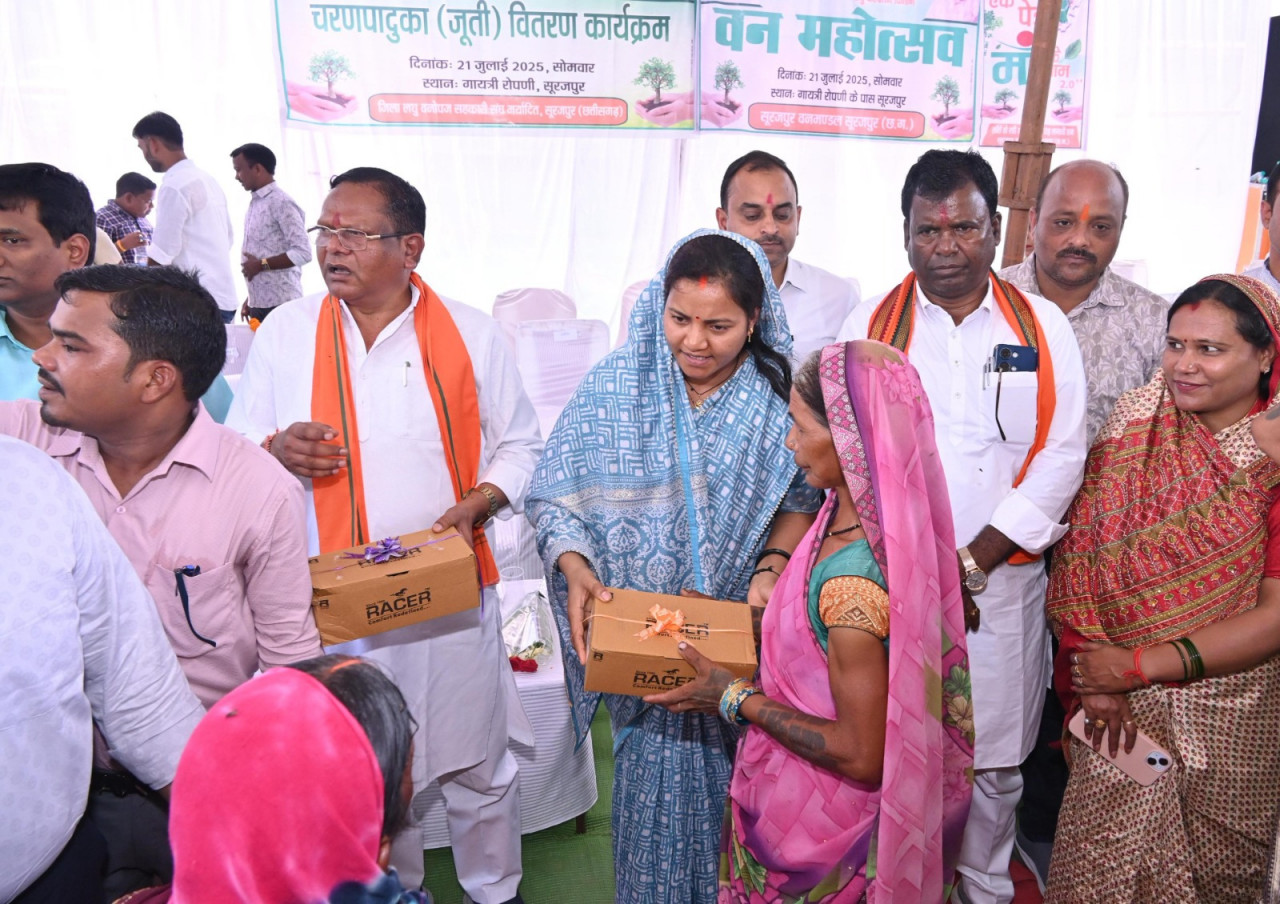 मंत्री लक्ष्मी राजवाड़े ने चरण पादुका का किया वितरण