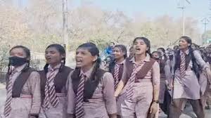 स्कूल छात्रों का प्रदर्शन,प्राचार्य हटाने की मांग..लगाए कई आरोप