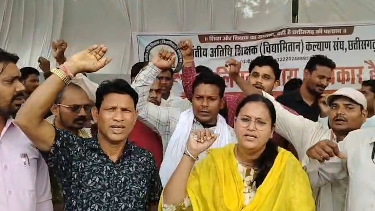  शिक्षा मंत्री के गृह जिले में शिक्षकों का बड़ा आंदोलन! संविलियन की मांग पर अनिश्चितकालीन हड़ताल, कांग्रेस का समर्थन