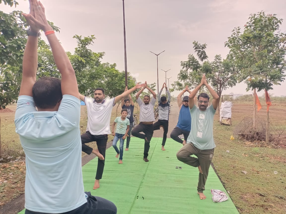 जिला भाजपा अजा मोर्चा ने मनाया योग दिवस,रविंद्र रामटेके के नेतृत्व में सभी ने किया योग