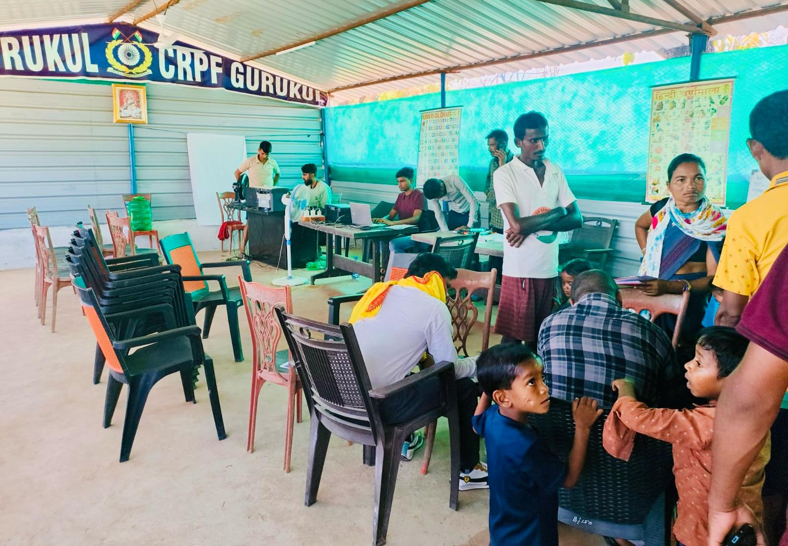 नियद नेल्लानार योजना : नक्सल कमांडर हिड़मा के गांव पुवर्ती में लगा सुविधा शिविर 