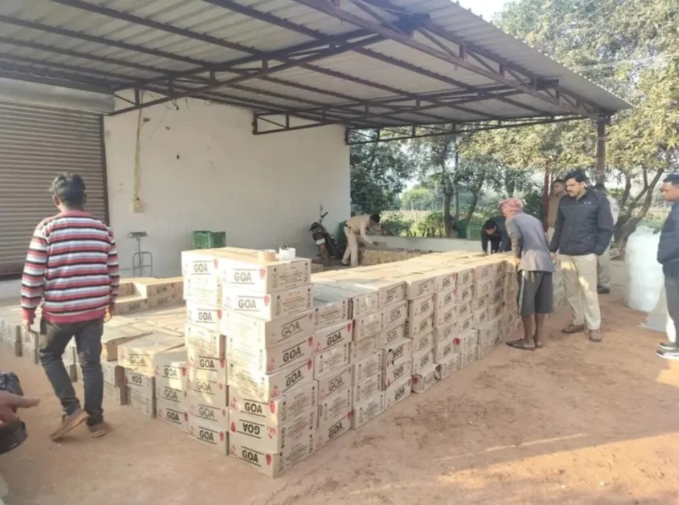 33 लाख की अवैध शराब कांग्रेस नेता के फार्म हाउस से जब्त 