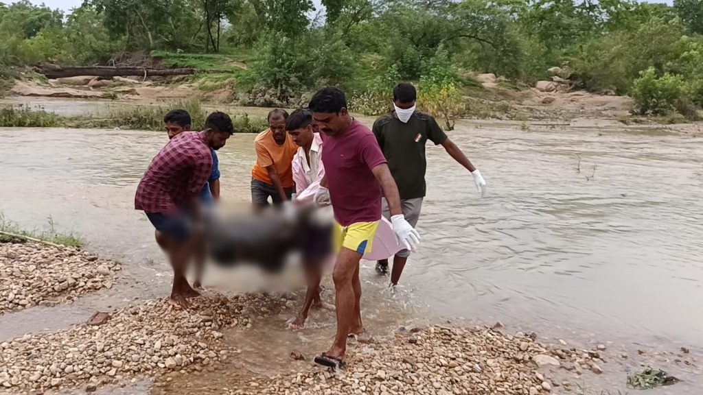 मछली पकड़ना पड़ा भारी! उफनते नाले में बहे ग्रामीण का 48 घंटे बाद मिला शव