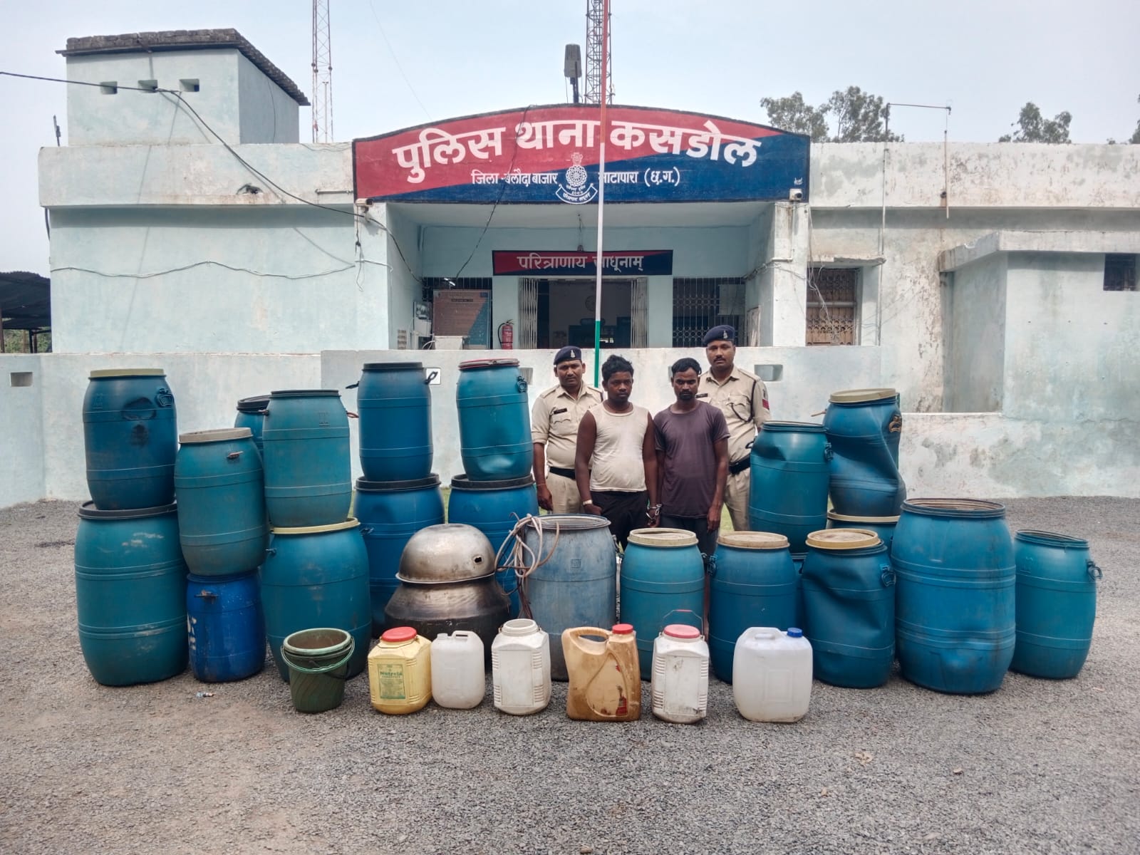 थाना कसडोल पुलिस द्वारा नाला किनारे अवैध महुआ शराब बनाने की फैक्ट्री का किया भांडाफोड़