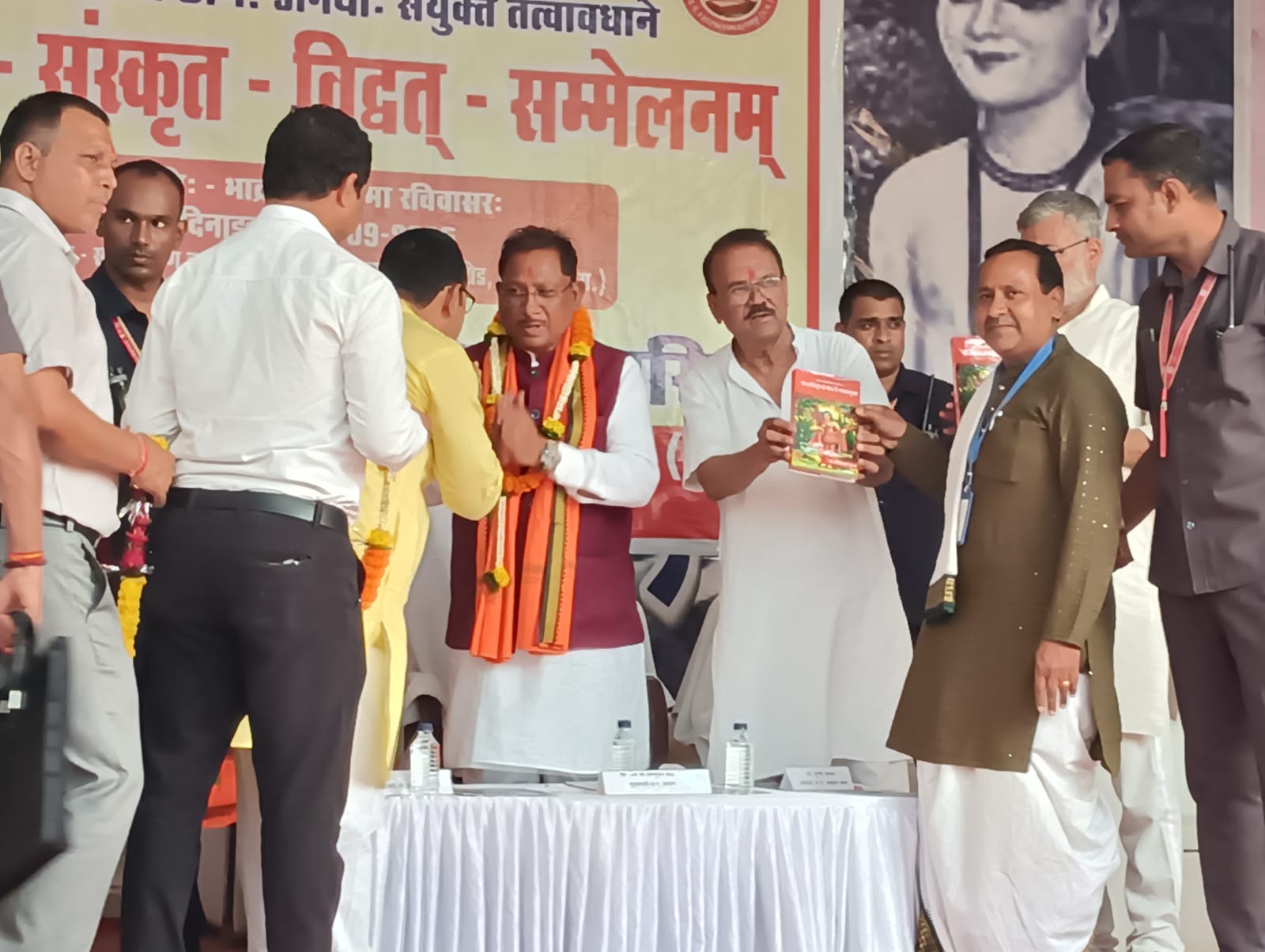 मुख्यमंत्री के कर कमलों से डॉ.संतोष प्रणीत ग्रंथ का हुआ विमोचन