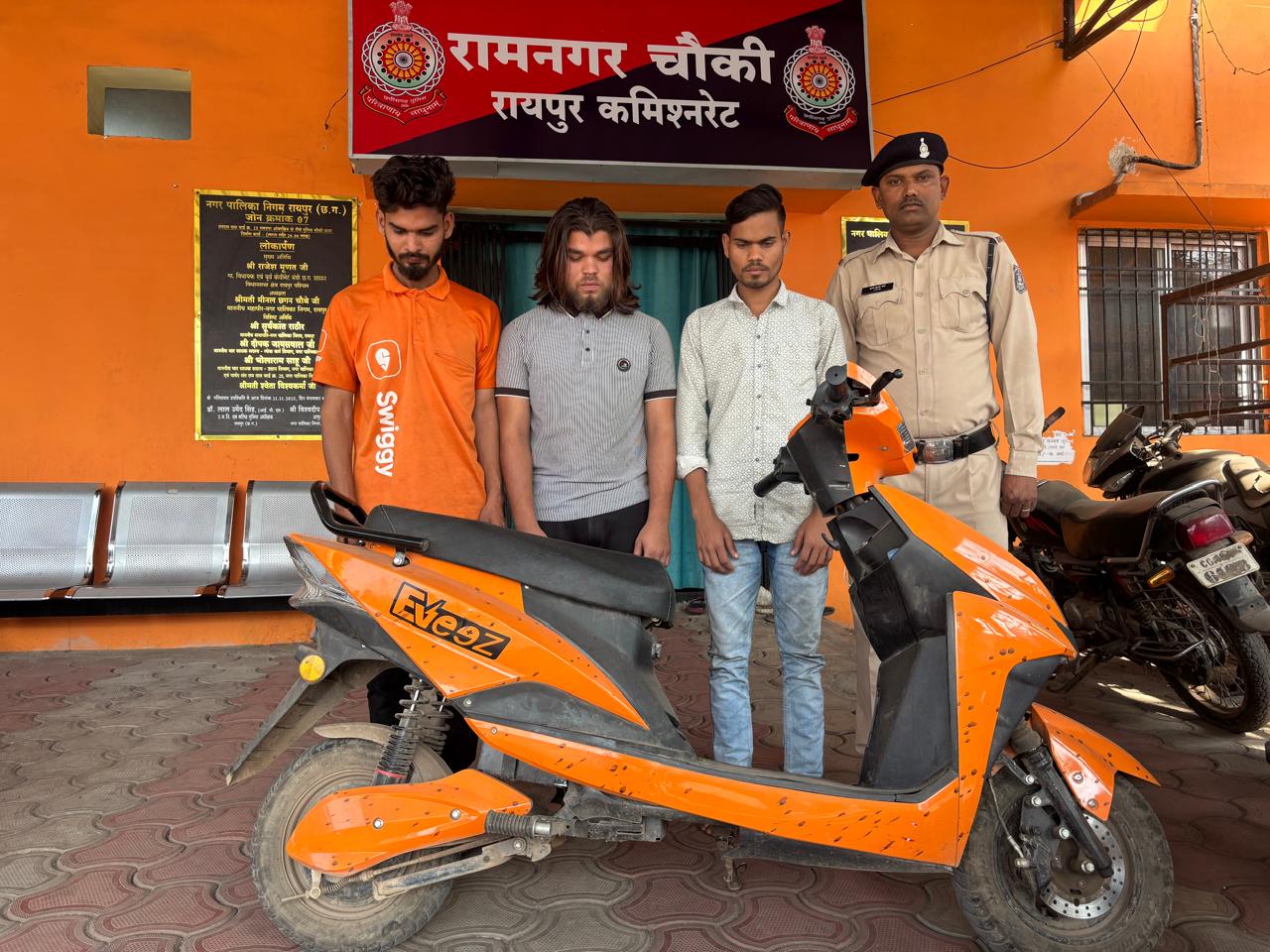 रायपुर कमिश्नरेट : चारपहिया वाहन के शीशे को तोड़ने वाले 03 आरोपी गिरफ्तार