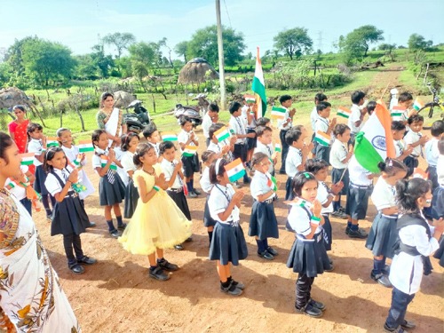 एप्पल वेली पब्लिक स्कूल मोहारा एवं कलडबरी में ध्वजारोहण 