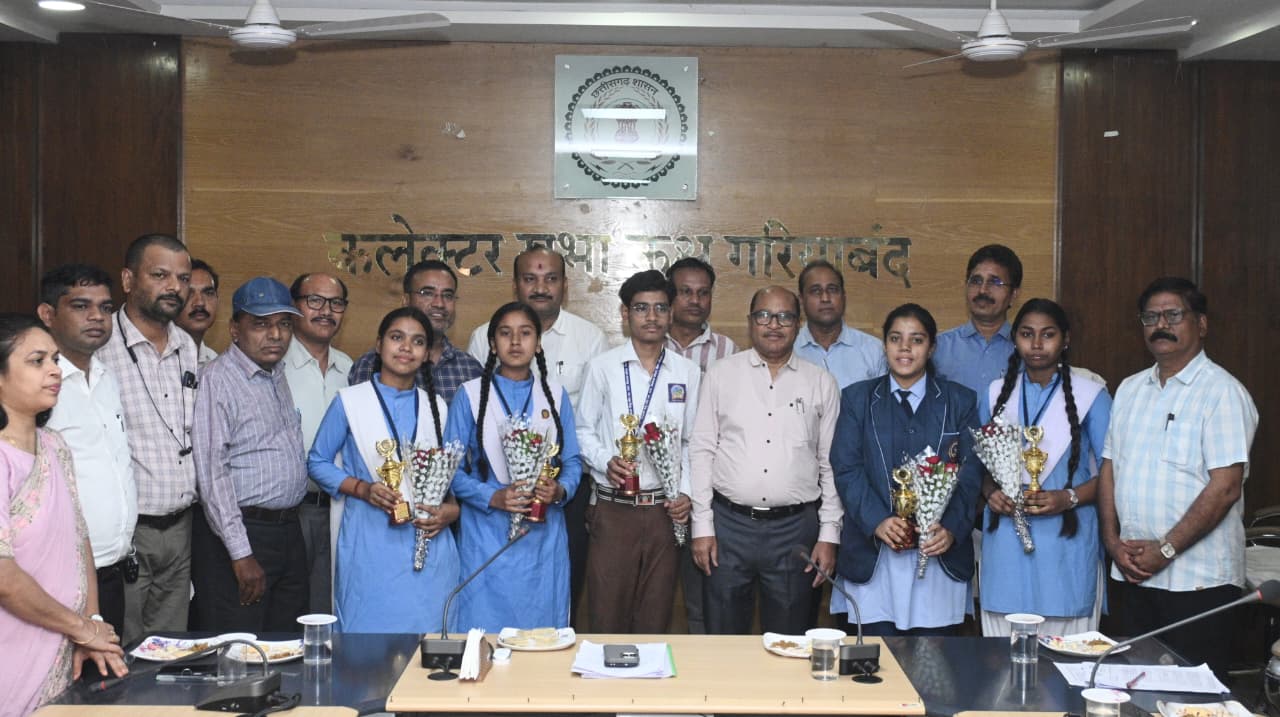 गरियाबंद में बोर्ड परीक्षा परिणाम शानदार: 12वीं में 92.89% और 10वीं में 84.16%, टॉपर्स का हुआ सम्मान