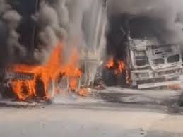 CG : पुल पर टकराए हाईवा और ट्रक, केबिन में फंसे ड्राइवर की जिंदा जलकर मौत